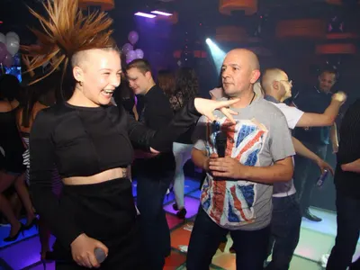 Разврат при Слави! Певиците му се скубят коя е по-разкрепостена (СНИМКИ)