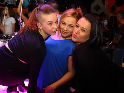 Разврат при Слави! Певиците му се скубят коя е по-разкрепостена (СНИМКИ)