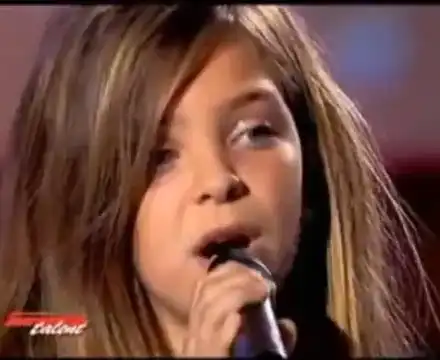 Ангелогласна! 10-годишна трогна целия свят с песента си (ВИДЕО)