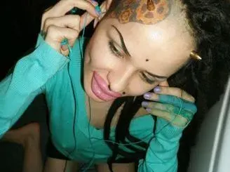 Нашите певици пасти да ядат! Вижте момичето с най-голямата силиконова уста (СНИМКИ)