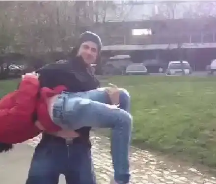 Сладури! Вижте как прекарват времето си гаджетата Део и Елена (ВИДЕО)