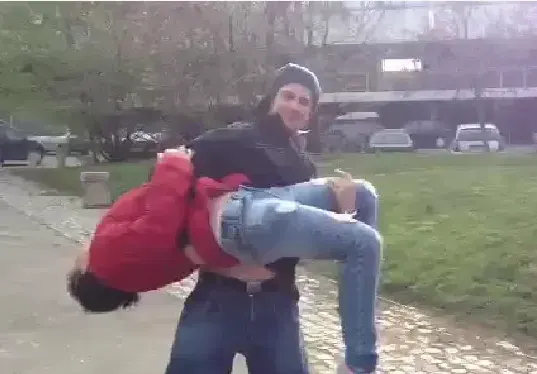 Трогателно! Део се обясни в любов на хубавата Елена! (ВИДЕО)