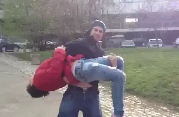 Трогателно! Део се обясни в любов на хубавата Елена! (ВИДЕО)