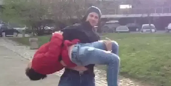 Трогателно! Део се обясни в любов на хубавата Елена! (ВИДЕО)