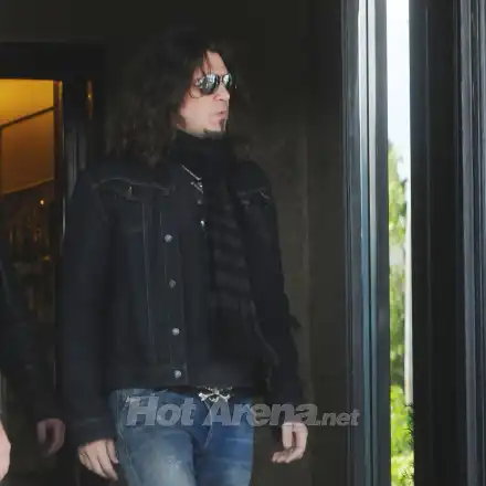 Ето как Бон Джоуви пристигна в София (СНИМКИ)