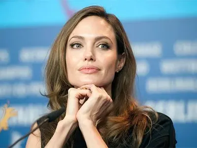 Анджелина печели 125 милиона долара от отрязаните си гърди?