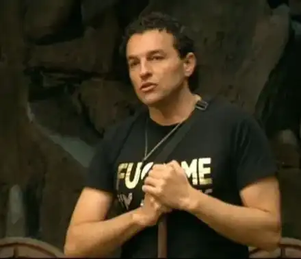 Икебаната печели 250 бона ( Търпи унижения и обиди, за да не се издаде, че той е Къртицата)