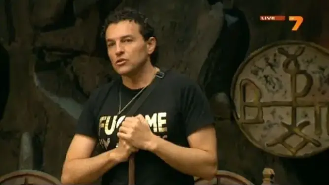 Икебаната печели 250 бона ( Търпи унижения и обиди, за да не се издаде, че той е Къртицата)