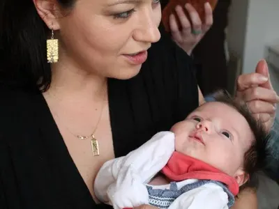 Най-големите гърди в театъра кърмят бебе (ФОТО)