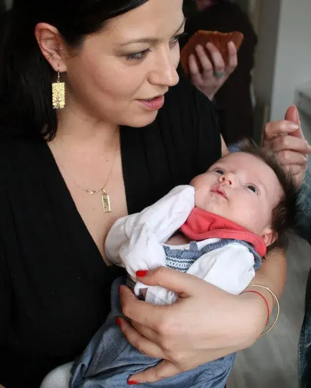 Най-големите гърди в театъра кърмят бебе (ФОТО)