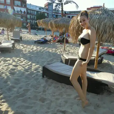 По стъпките на мама! Симона Загоров лъсна по бански (СНИМКИ)