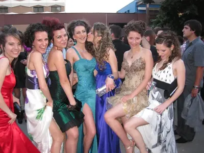 ХИТ НА БАЛА! Да си „съблечена“ като чалгарка – супер модерно! (СНИМКИ)