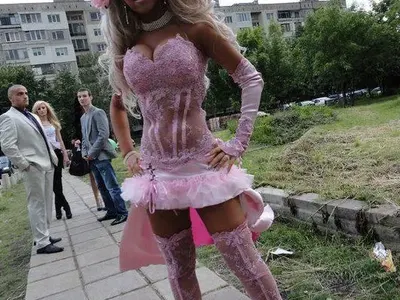 ХИТ НА БАЛА! Да си „съблечена“ като чалгарка – супер модерно! (СНИМКИ)