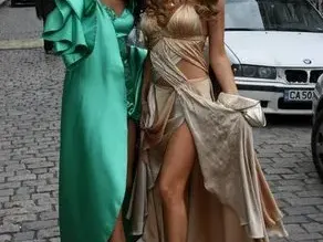 ХИТ НА БАЛА! Да си „съблечена“ като чалгарка – супер модерно! (СНИМКИ)