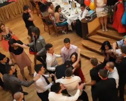 Вижте как столични абитуриенти се биха на бала си (ВИДЕО)