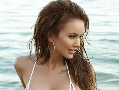 Мария смая мрежата със супер фигура