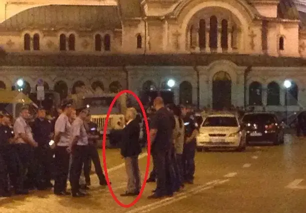 Виж как Сидеров с дебеловрати мутри ДРАЗНИ хората и полицията (Възмутителни снимки)