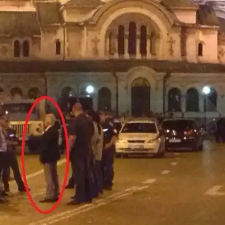 Виж как Сидеров с дебеловрати мутри ДРАЗНИ хората и полицията (Възмутителни снимки)