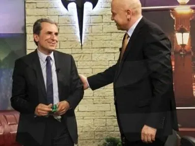 Слави, защо се мазниш на Орешарски? (Дългия вече стана смирен, не казва гък)