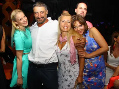 Виж как Къртицата Кирил Ефремов се натиска с друга пред очите на жена си (СНИМКИ)