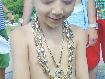 Фото бомба! Лоренцо на Софка събра 6 кила злато