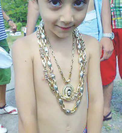 Фото бомба! Лоренцо на Софка събра 6 кила злато