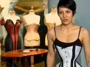 Германка носи корсет три години, иска 38 см талия