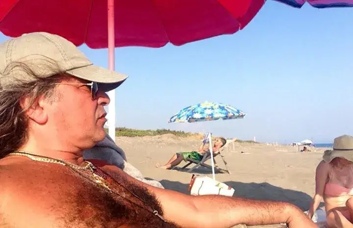 Маги Халваджиян космяса на плажа (Не ще и да чуе за епилация)