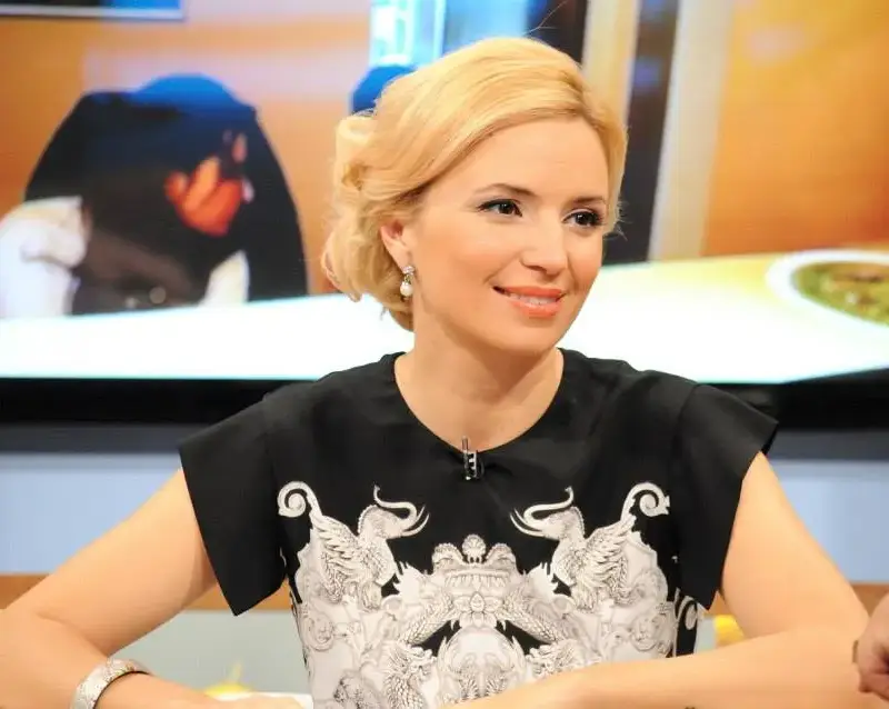 Ирина заприлича на чалгаджийка! Виж как имитира Емилия (СНИМКИ)