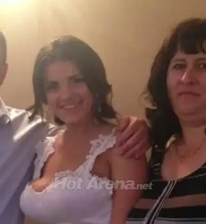 Уау! Българската роналдовица сложи бюста си на тезгях (Уникална снимка)