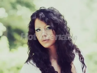 Дарина Гиздова дефилира на Grand Glamour Show Marina Dinevi