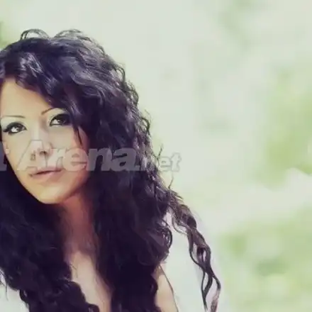 Дарина Гиздова дефилира на Grand Glamour Show Marina Dinevi