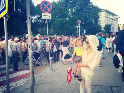 Джорджиа дегизирана на протестите! (Даже дъщеря си помъкна)