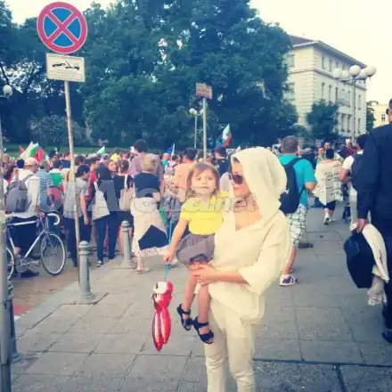 Джорджиа дегизирана на протестите! (Даже дъщеря си помъкна)