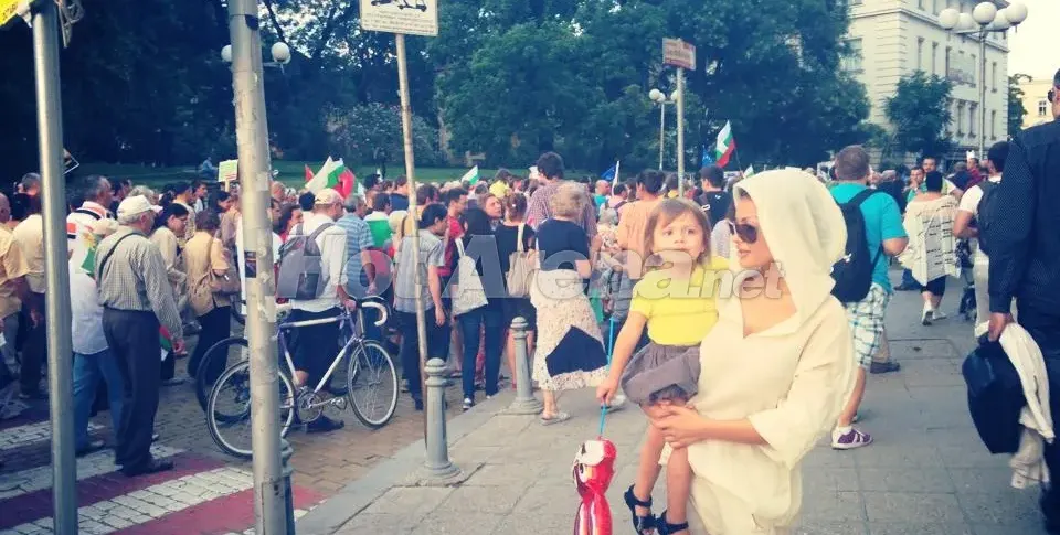 Джорджиа дегизирана на протестите! (Даже дъщеря си помъкна)