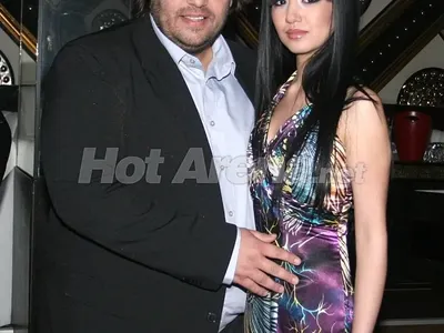 Люси Иларионов със силиконов пръстен в корема (Вижте кога ще е сватбата с Хоанг)