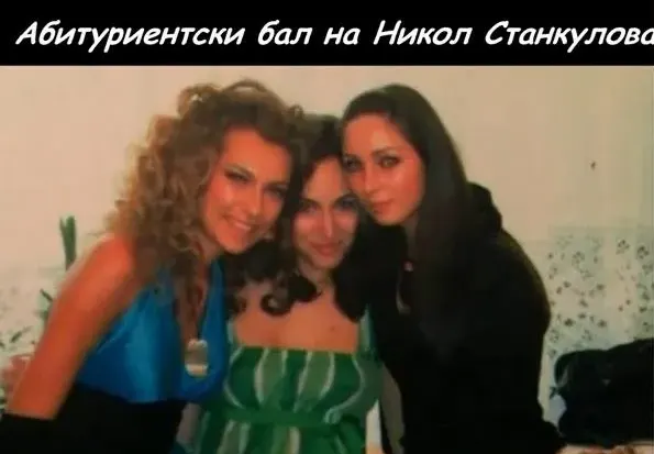 Виж Никол Станкулова като абитуриентка