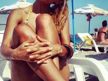 Вижте коя чалга певица показа всичко от себе си на плажа (СНИМКИ)