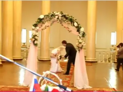 Булка преживя най-кошмарното си вървене към олтара! (ВИДЕО)