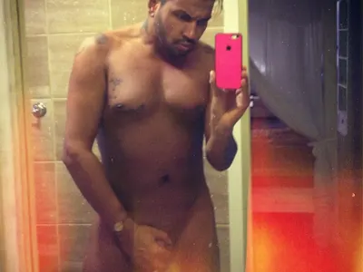Азис лъсна без дрехи в гей сайт