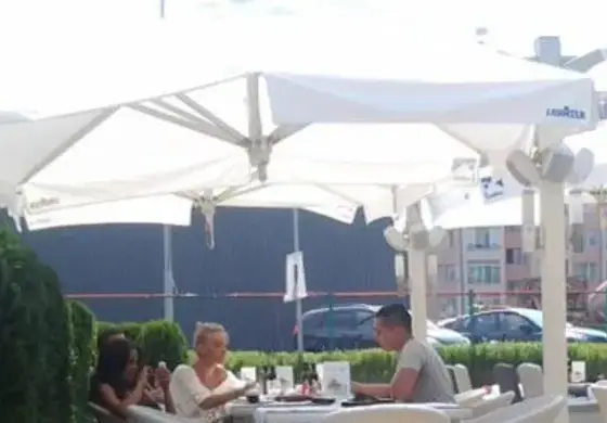 Николета, Пацо и пиарката й мътят стратегии на по кафенце (Папарашка снимка)