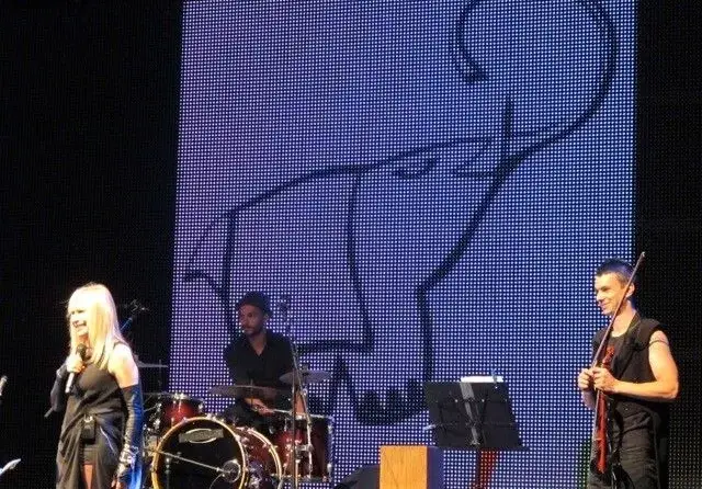 Провал за Лили! (Но пък показа рокля за 42 бона)