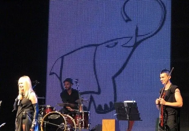 Провал за Лили! (Но пък показа рокля за 42 бона)