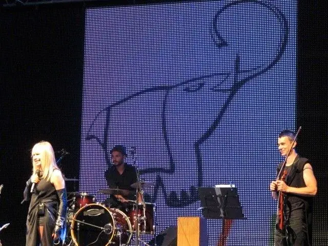 Провал за Лили! (Но пък показа рокля за 42 бона)