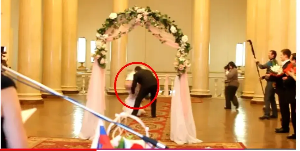 Булка преживя най-кошмарното си вървене към олтара! (ВИДЕО)