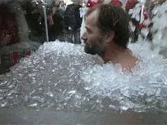 УНИКАЛНИ СТРАННОСТИ! Жена припада, като се усмихне, мъж не чувства студ!