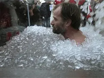 УНИКАЛНИ СТРАННОСТИ! Жена припада, като се усмихне, мъж не чувства студ!