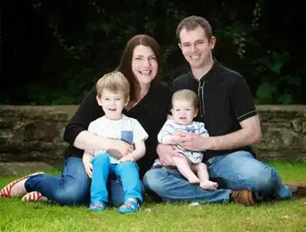 Възможно ли е?! Близнаци се родиха с три години разлика