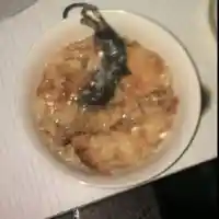 Страшен скандал! Сервираха умряла мишка на дете в болница!