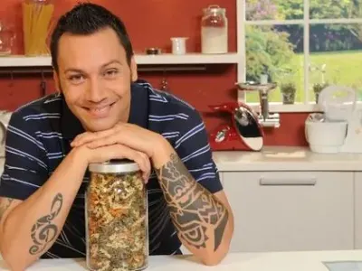 Уволниха Лео! (Италианецът не знае как да държи черпака)